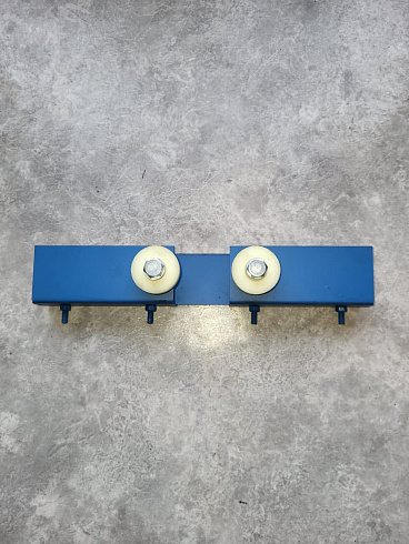 Кронштейн направляющий щеточной тележки с роликами: купить в Уфе