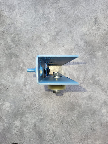 Кронштейн направляющий щеточной тележки с роликами: купить в Уфе