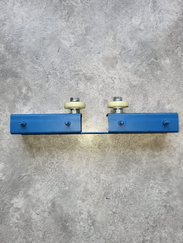 Кронштейн направляющий щеточной тележки с роликами: купить в Уфе